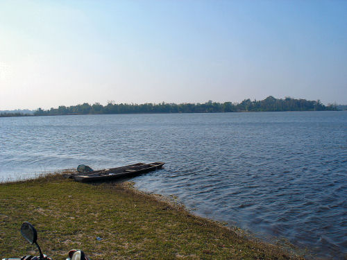 サワン郊外の湖